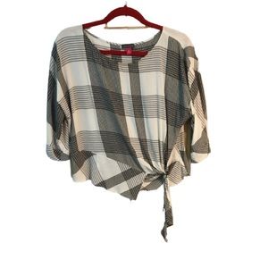 Vince Camuto peplum top with 3/4 sleeves. Black and Off White.